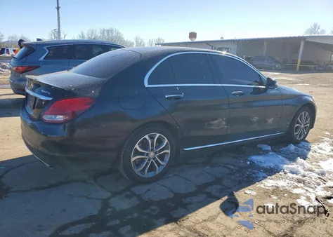 2016 Mercedes-Benz C 300 4Matic z USA, uszkodzony, nr VIN 55SWF4KB4GU146572